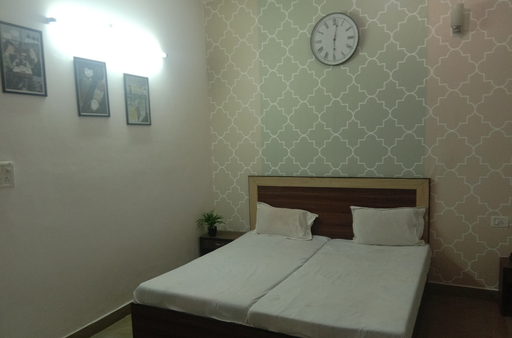 DELUXE, DOUBLE BED