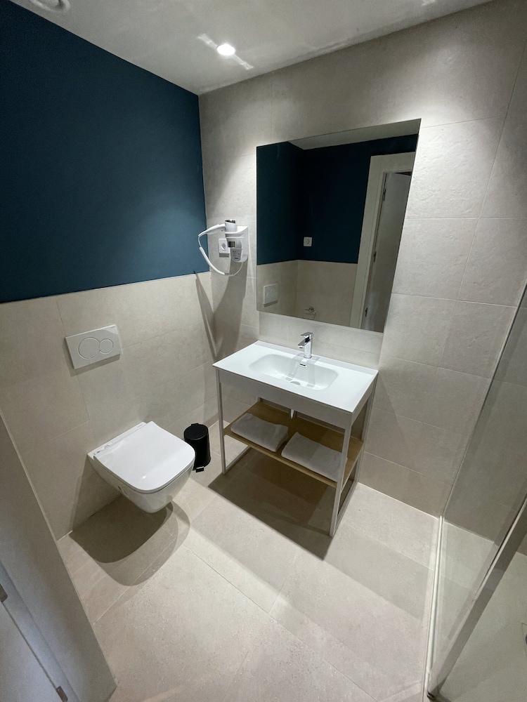 غرفة سوبيريور بسريرين منفصلين بشرفة، ibis Styles Zumaia Zestoa 5/6