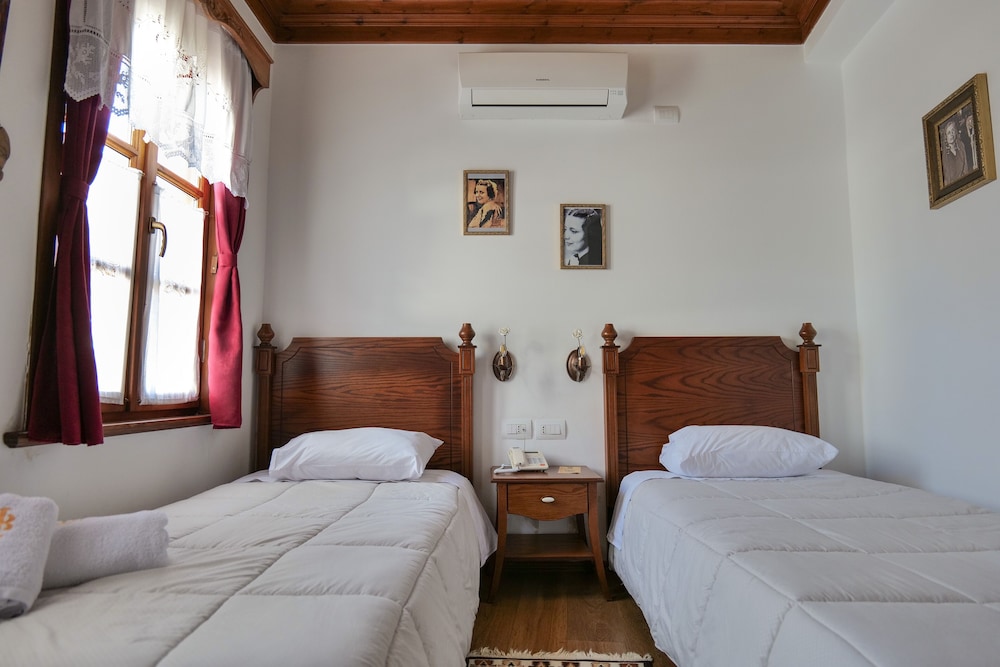 Bineri Hotel Gjirakastra 15/52