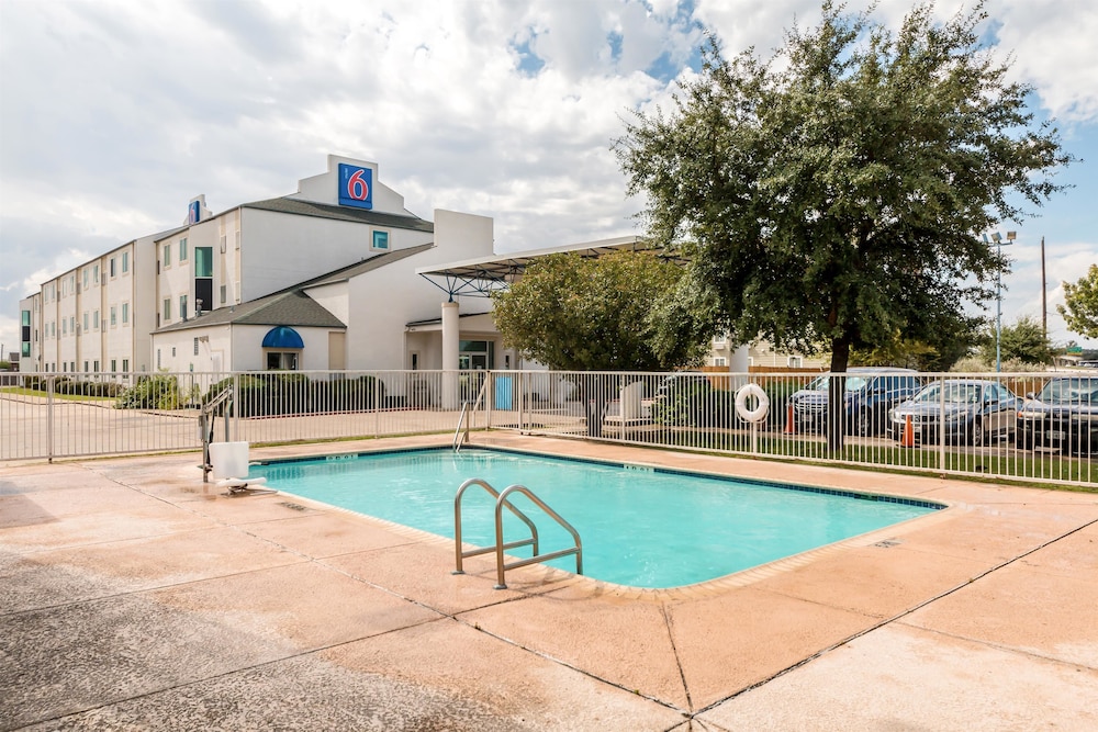 Motel6 San Antonio, TX - South 48/58