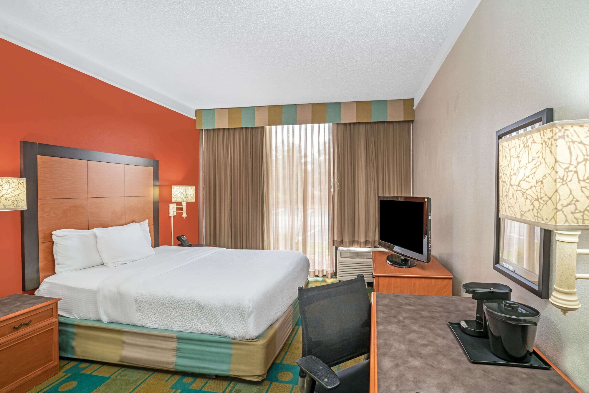 Deluxe, Queen Bed, Pet Friendly, Accessible