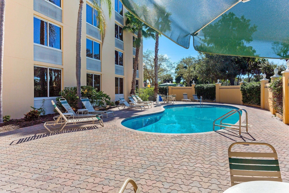 La Quinta Inn & Suites by Wyndham Sarasota Downtown 3/52