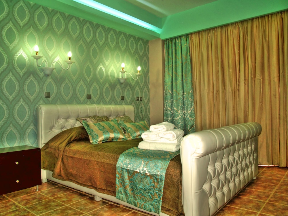 Maranton Beach Hotel 30/55