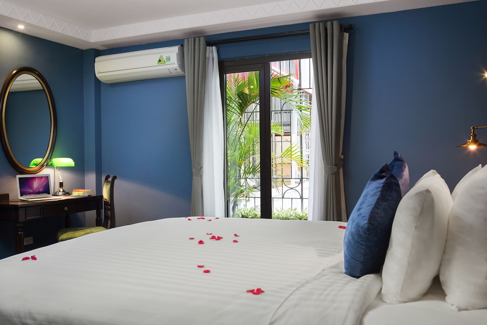 Gallery, Suite, King Bed, Temple View, Balcony