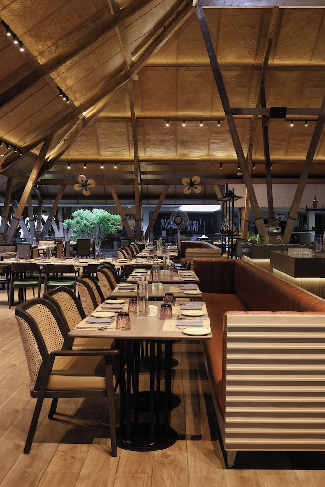 Radisson Resort Hatgad Saputara 60/74