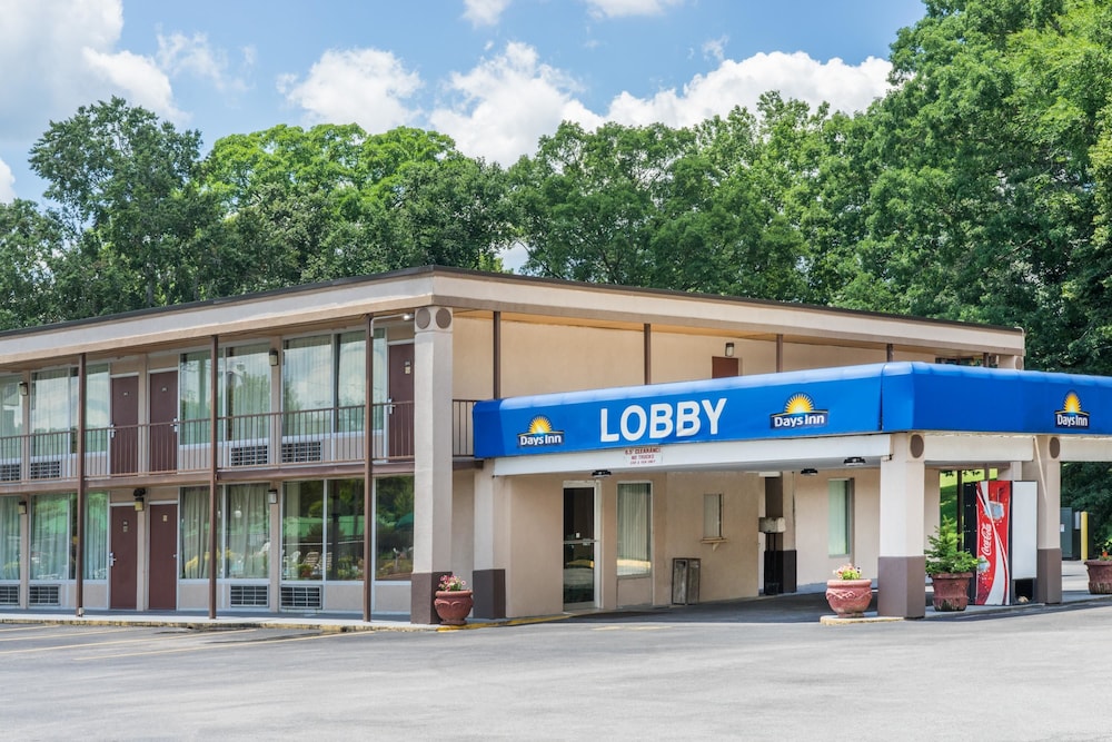 Days Inn By Wyndham Hurricane Mills 1/23