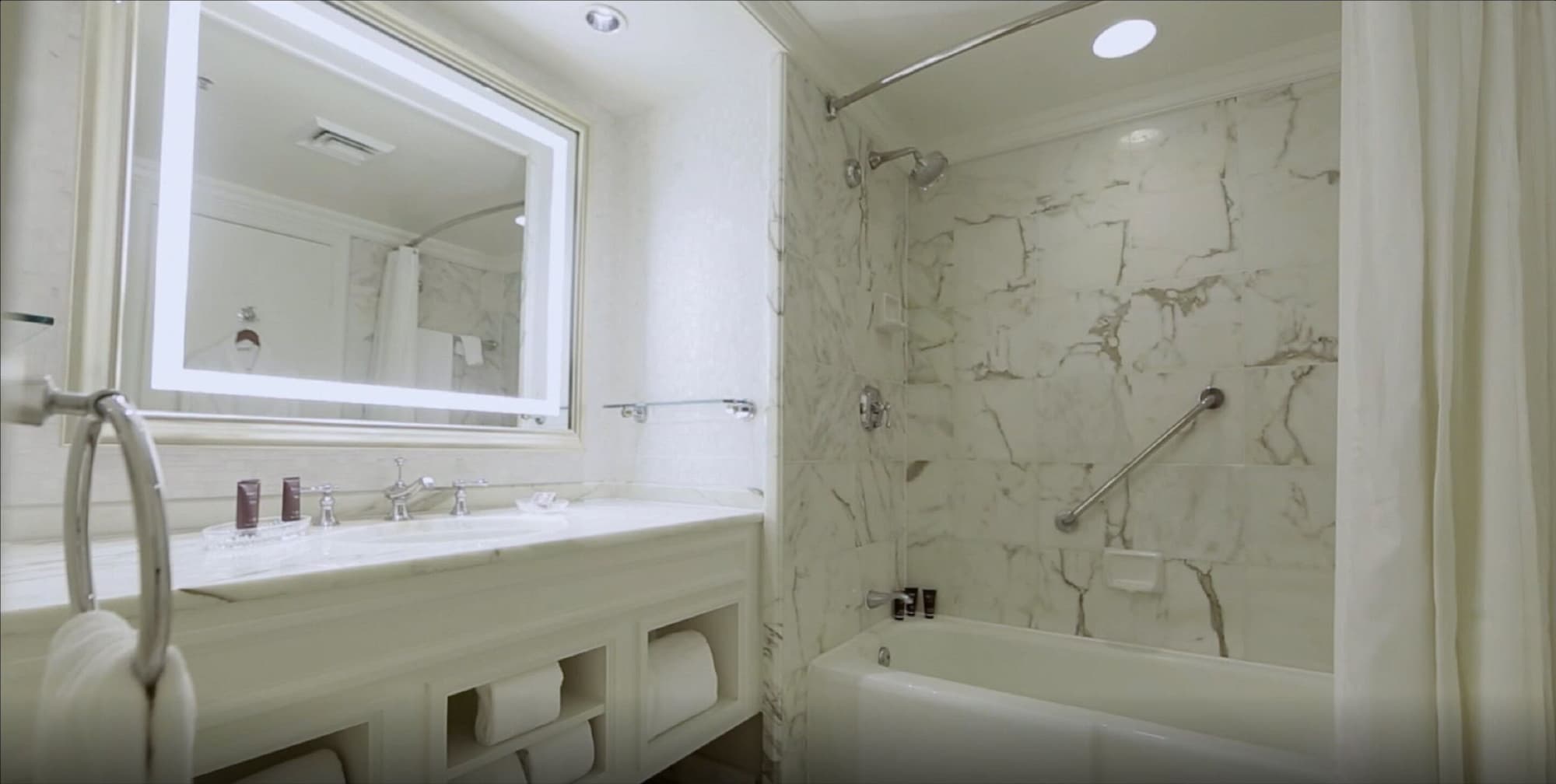 جناح بسريرين مزدوجين بإطلالة على البحر بغرفتي نوم، Ritz Carlton Naples 3/9