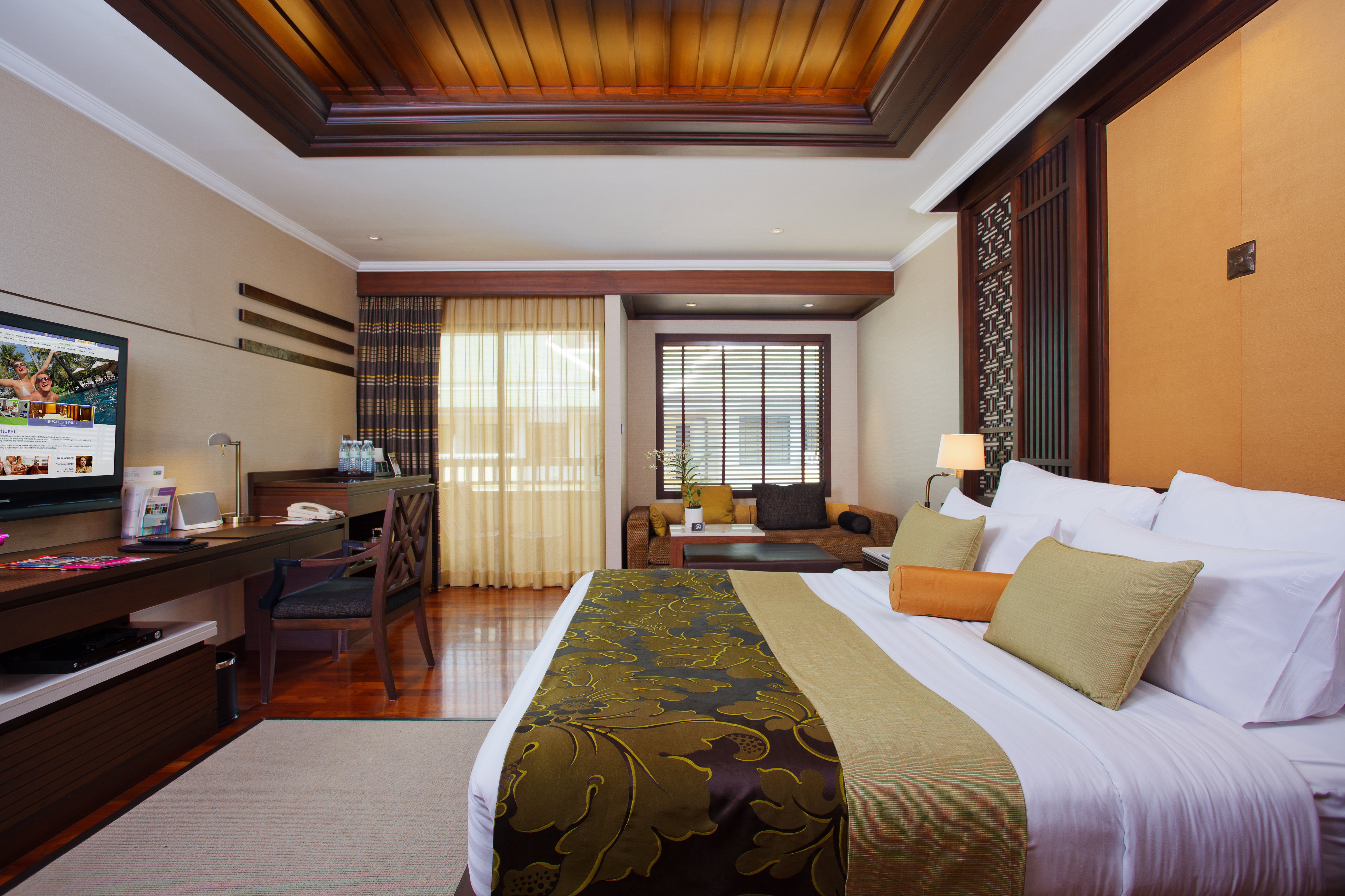 فيلا بإطلالة على المسبح