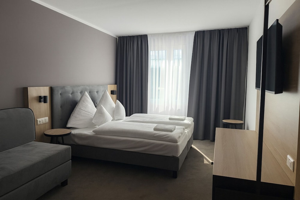 HI Grand City Hotel 8/20