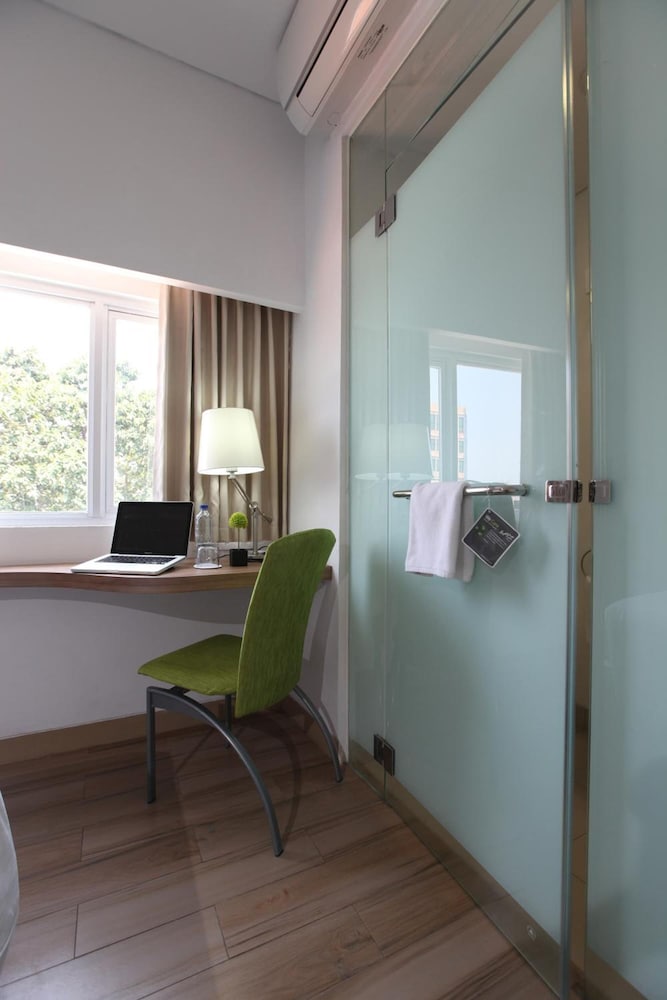 Whiz Hotel Cikini 43/62