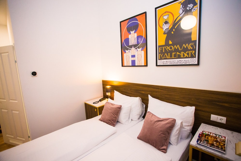 ROOM, SINGLE