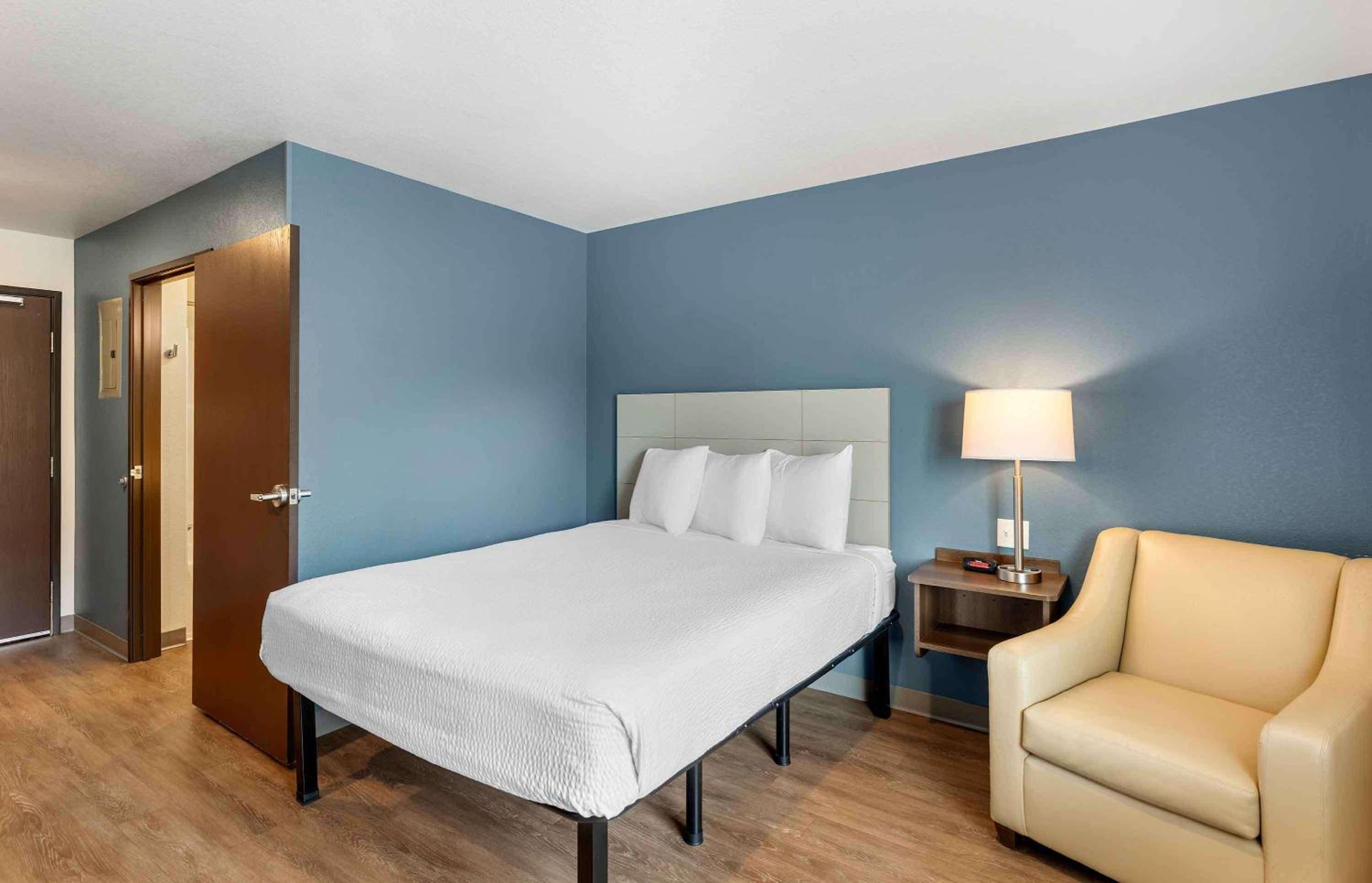 Standard, Queen Bed
