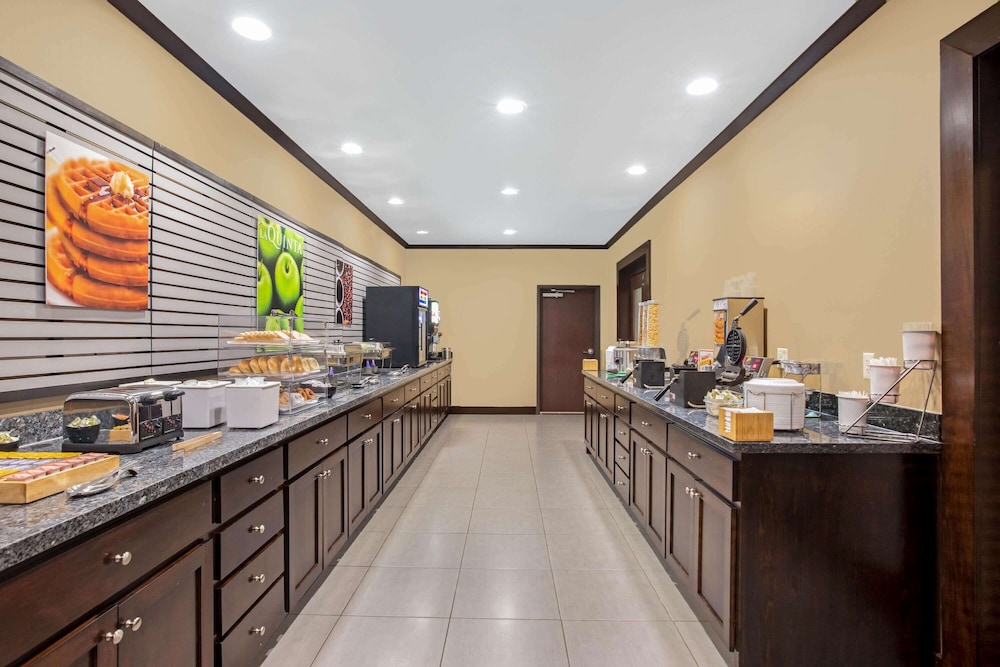 La Quinta Inn Suites By Wyndham Sioux Falls 38/55