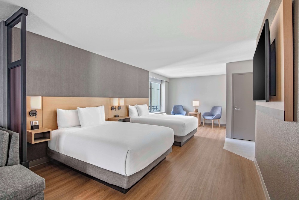Specialty, 2 Queen Beds, Sofa, Corner