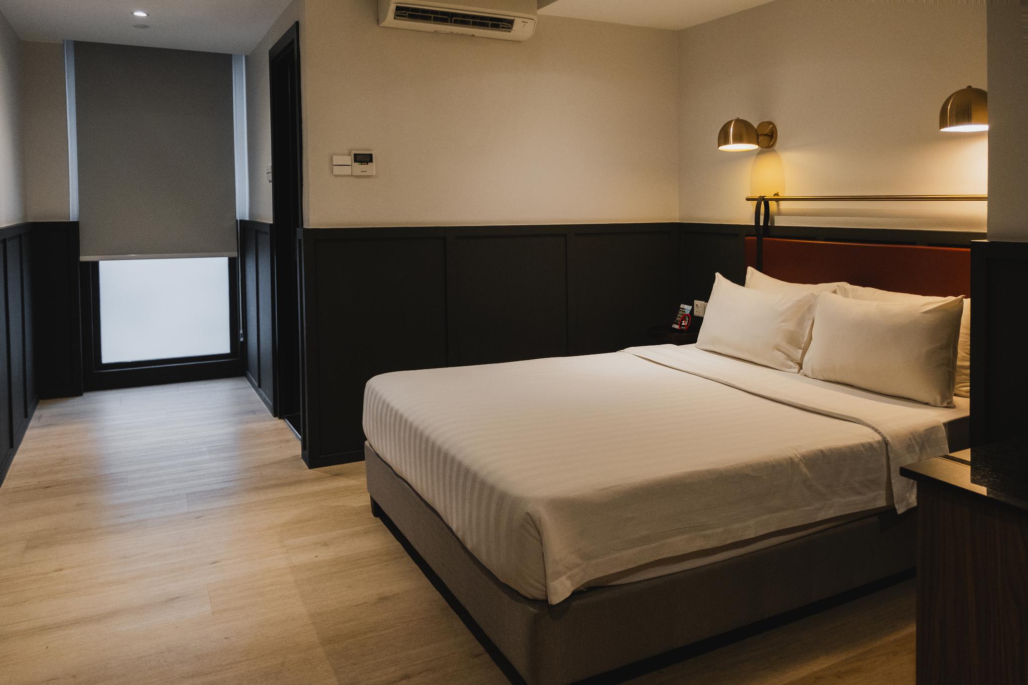 SUPERIOR, QUEEN BED