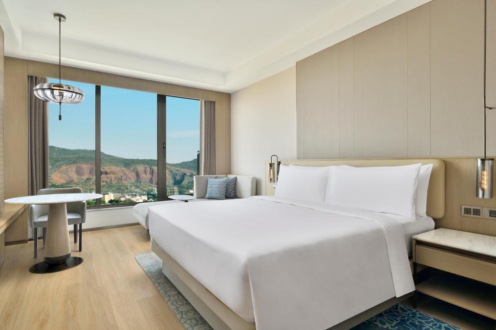 Guest Room, Executive, King Bed, Hill View, Bathtub, Executive Lounge Access