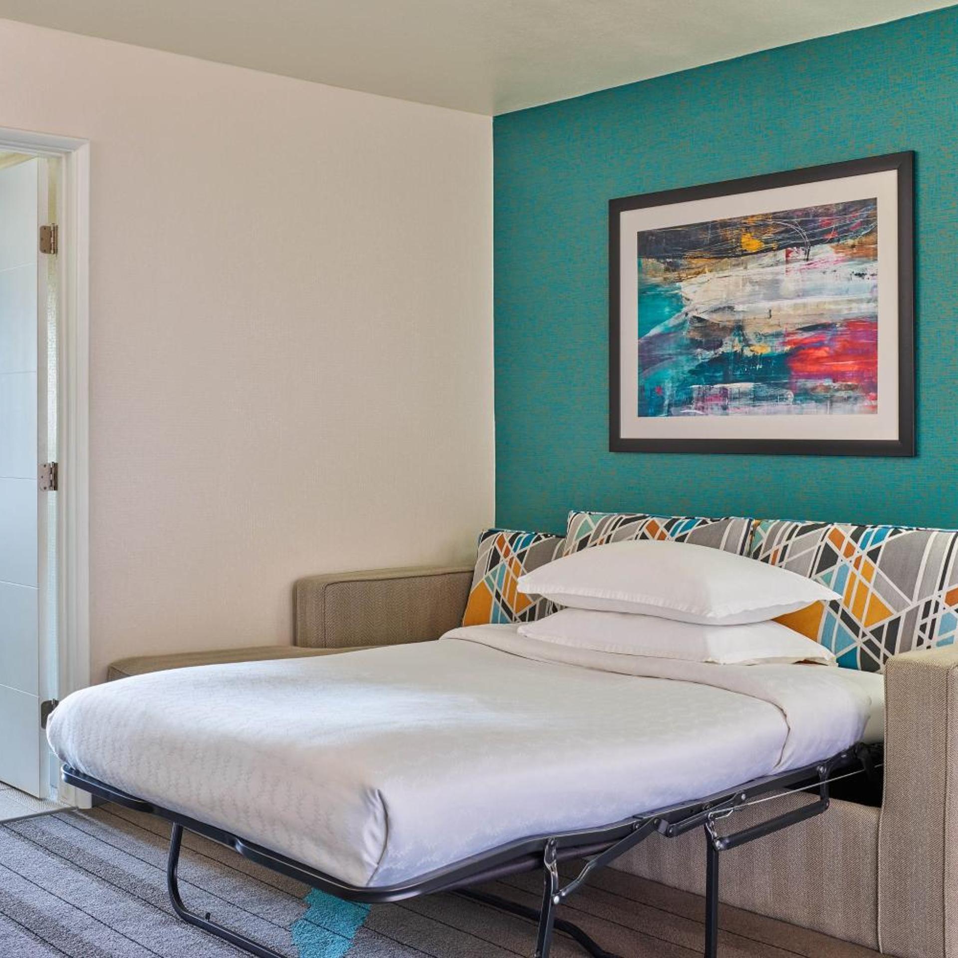 جناح بسرير كينج مع أريكة لذوي الإعاقة