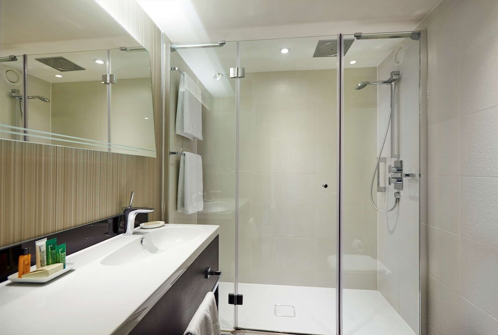 Hilton London Heathrow Airport 26/81