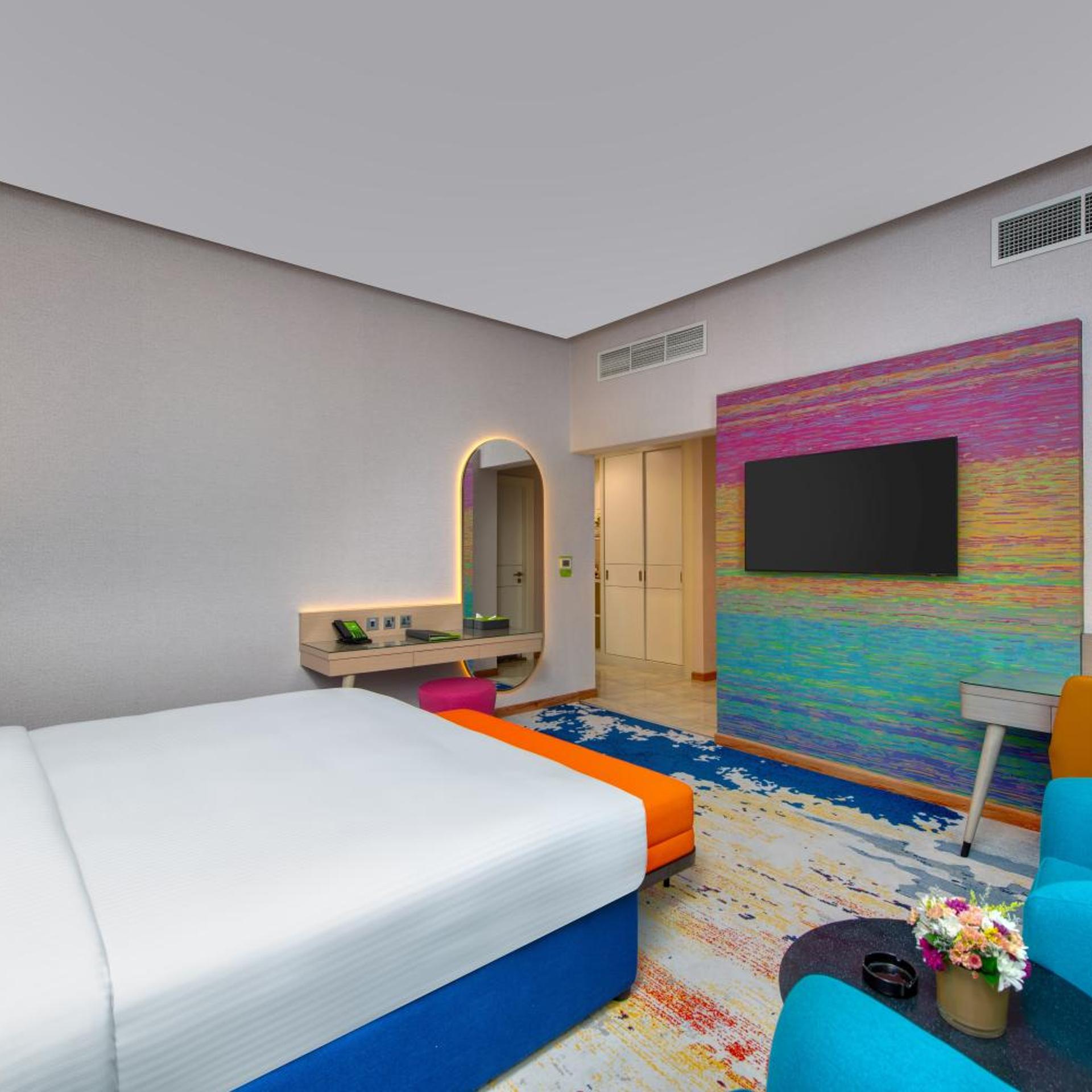 غرفة بسرير كينج وسرير كوين بإطلالة على المدينة للمدخنين، La Quinta by Wyndham Abu Dhabi Al Wahda 5/8