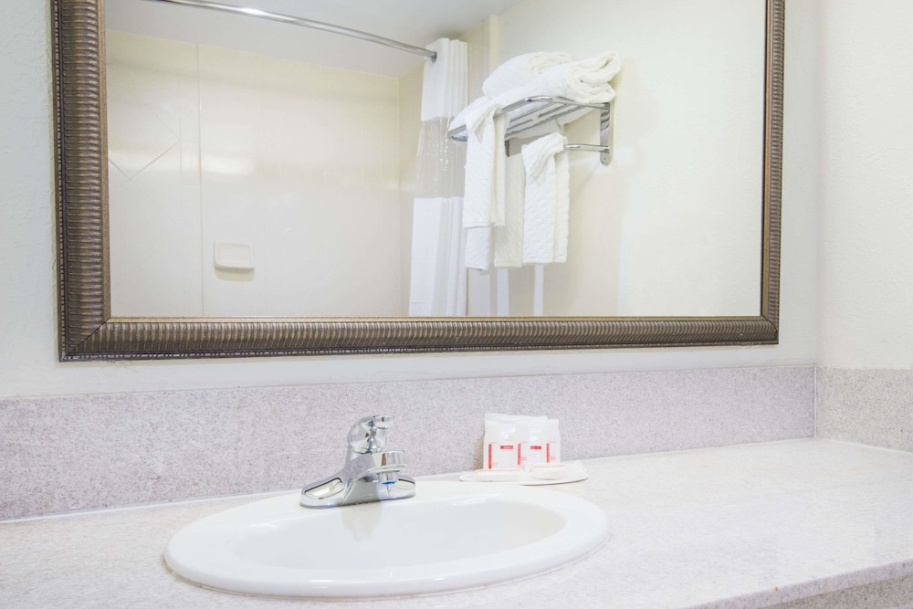 Ramada By Wyndham Enid 15/36