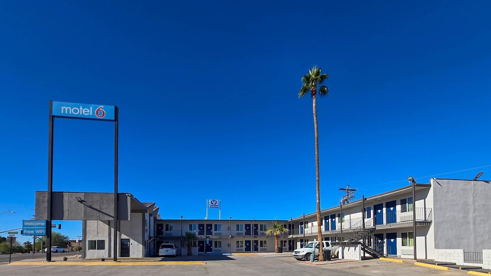 Motel6 Blythe, CA - South 67/71