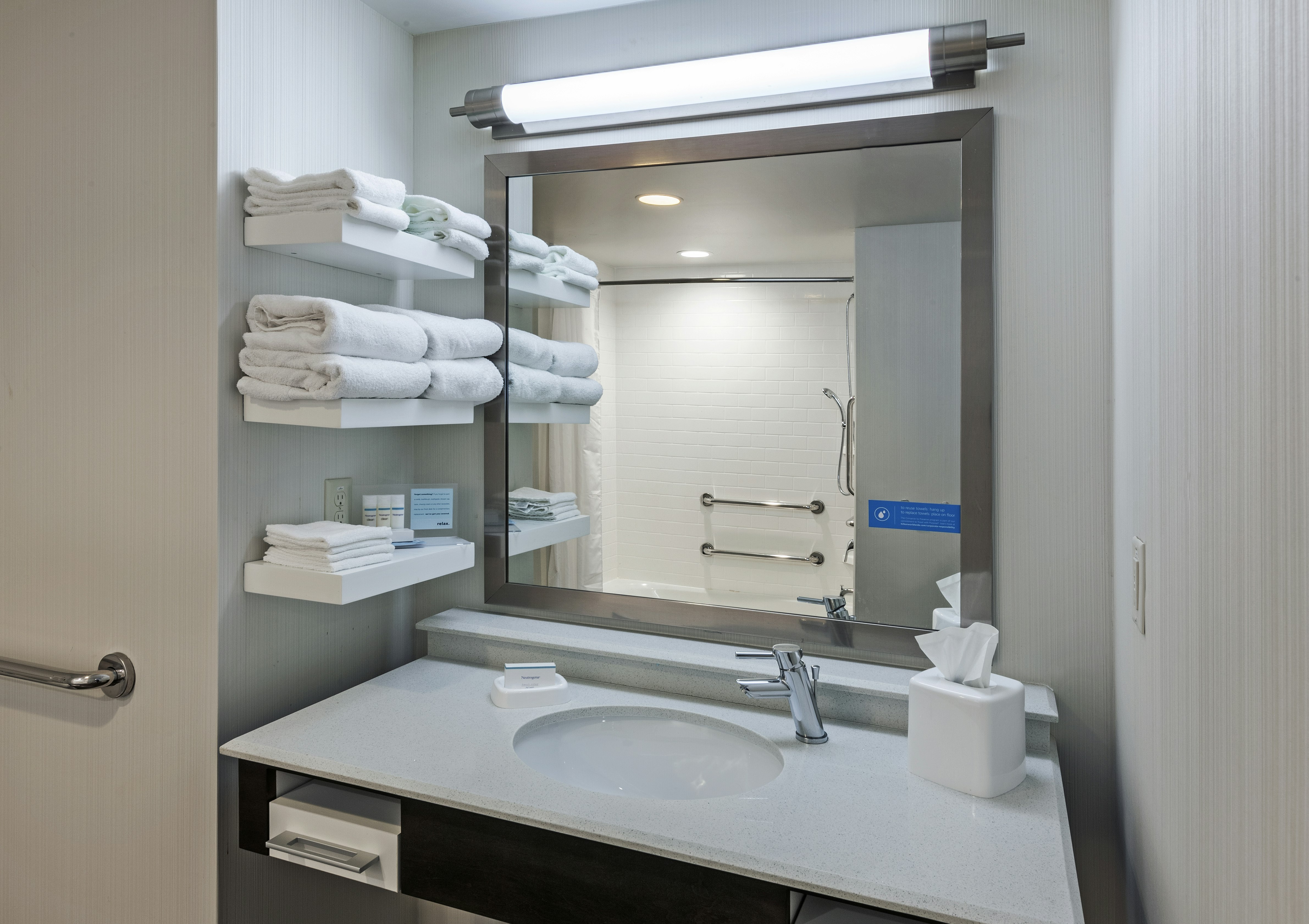 غرفة بسريرين كوين لذوي الإعاقة، Hampton Inn and Suites Claremore Ok 6/8
