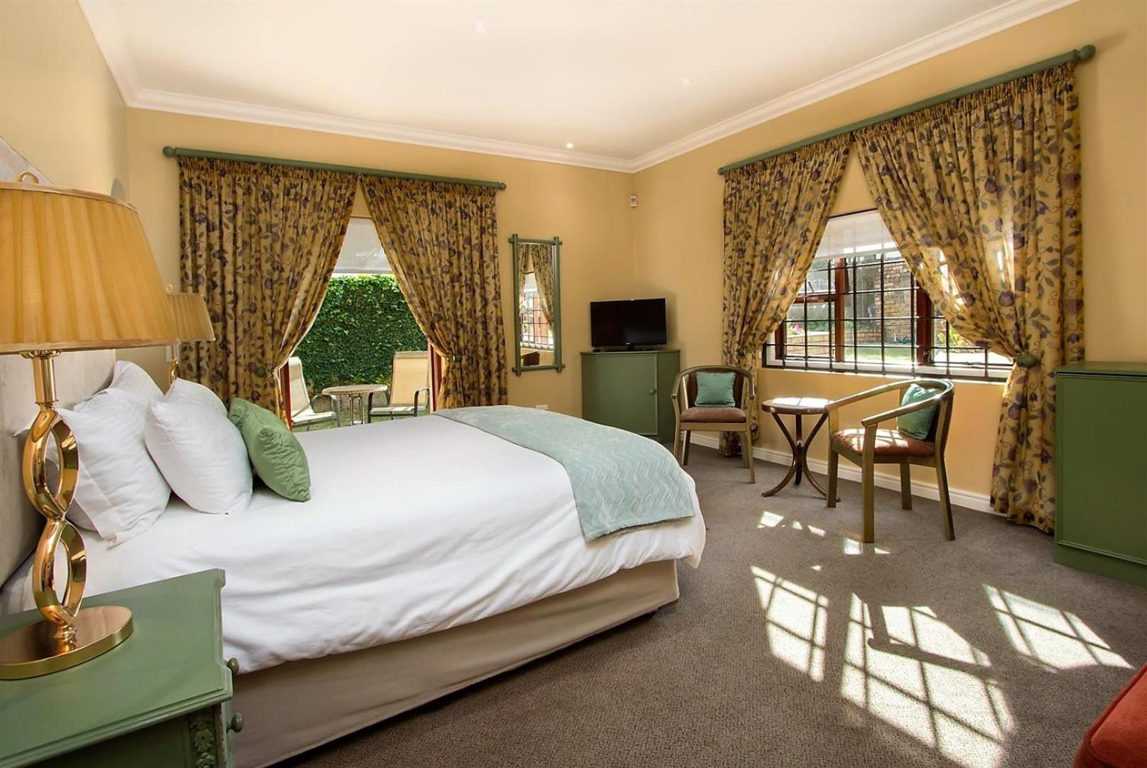 Luxury, Queen Bed, Main House