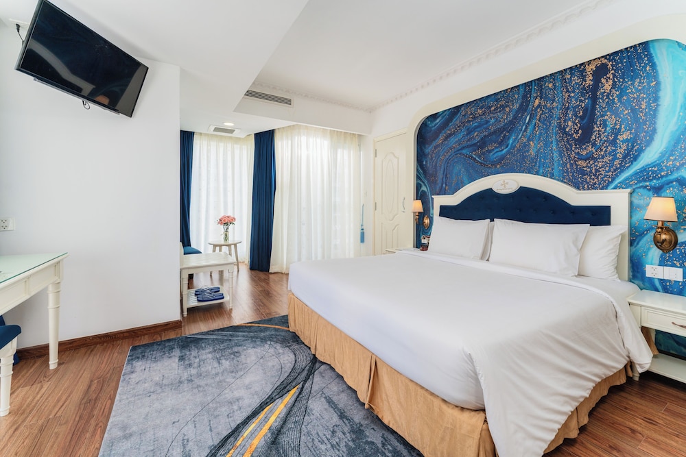 SENIOR, DELUXE, DOUBLE BED, BATHTUB