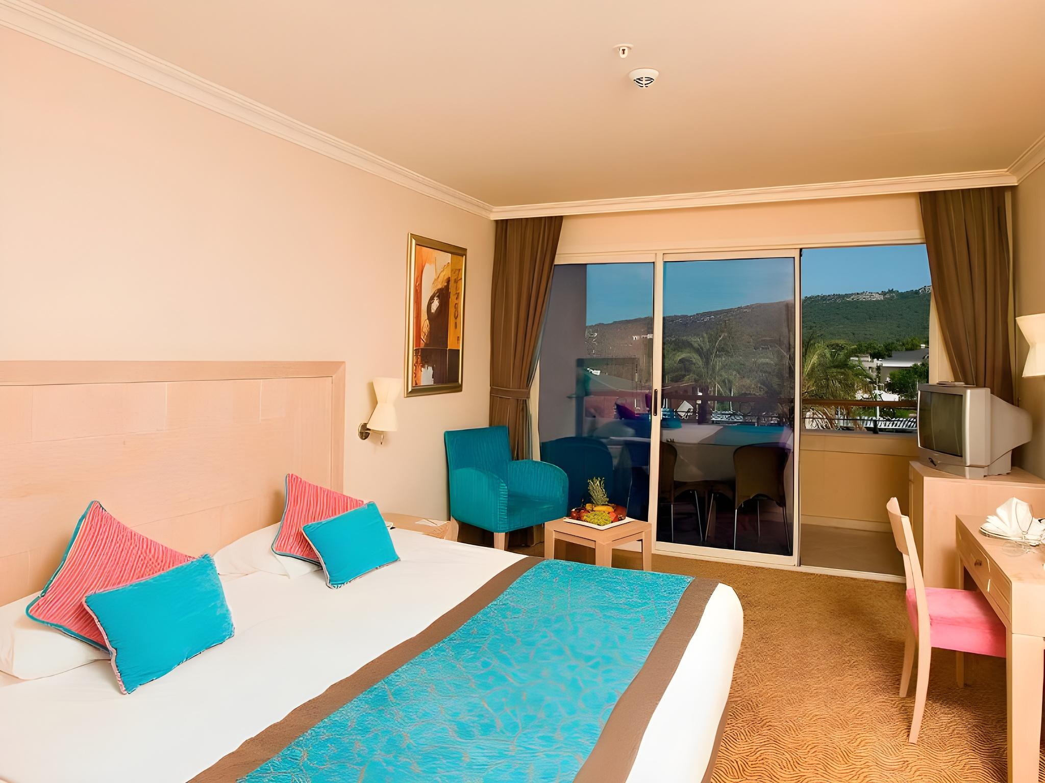 Room, Triple, Queen Bed, Lateral Side Sea View