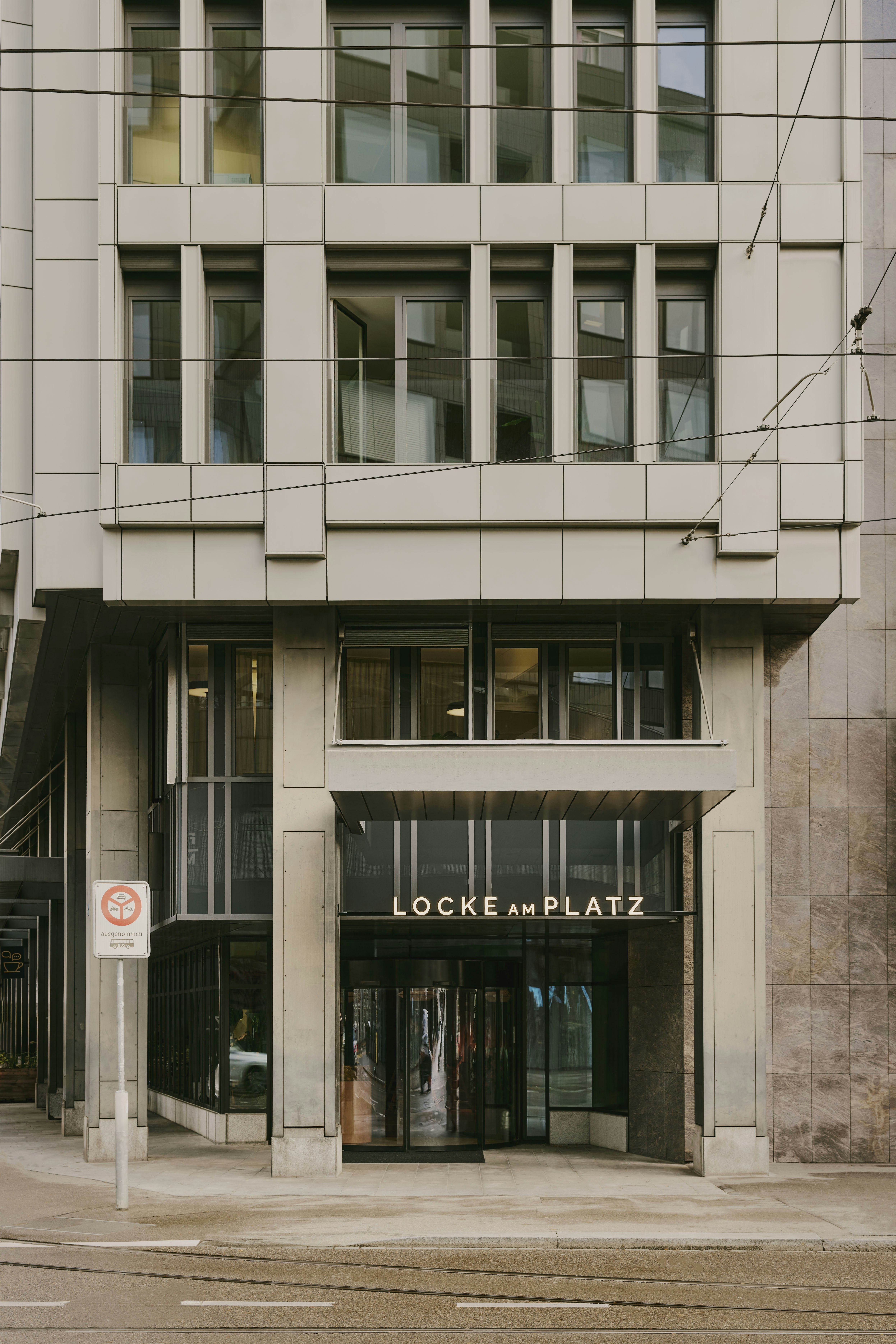 Locke Am Platz Zurich 2/41