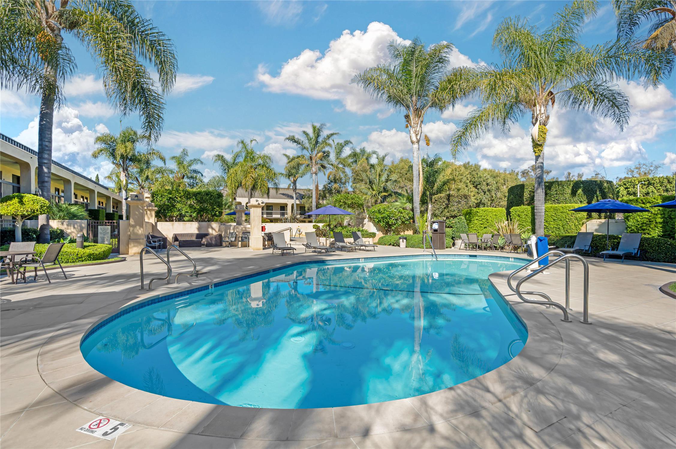 Best Western Plus South Coast Inn 66/72