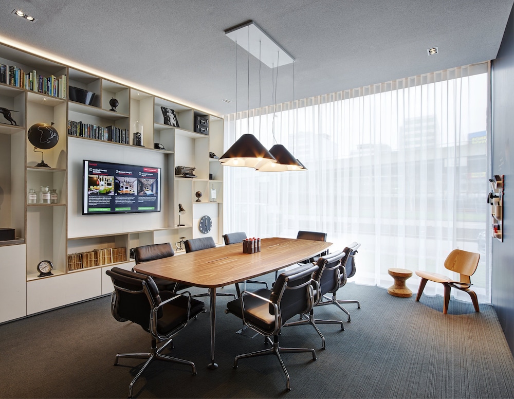 CITIZENM SCHIPHOL AIRPORT HOTEL 50/53
