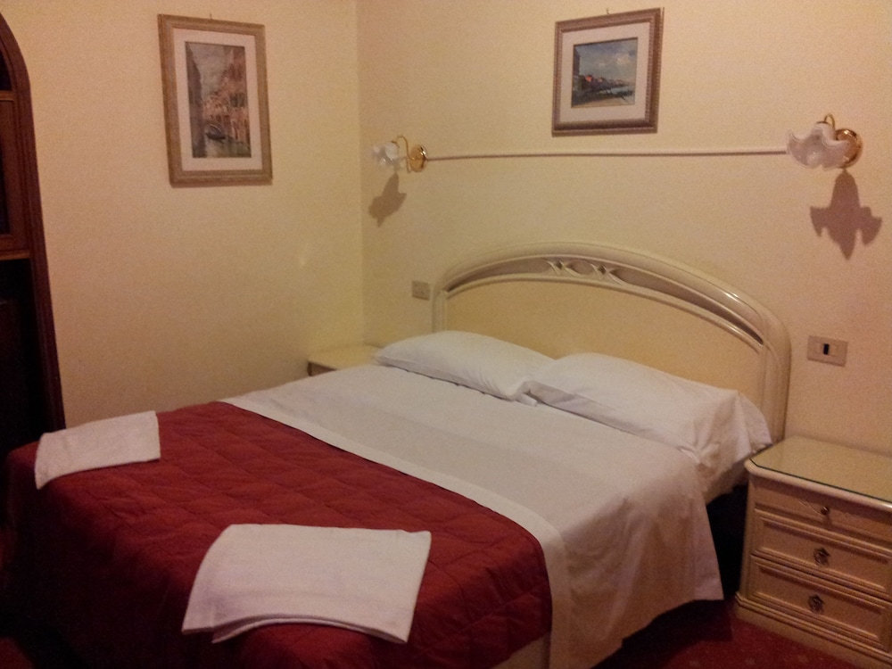 STANDARD, DOUBLE OR TWIN BED, SHARED BATHROOM