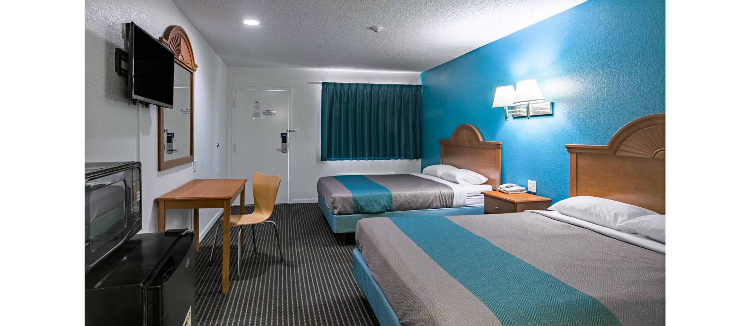 2 Queen Beds - Non-Smoking, Micfridge