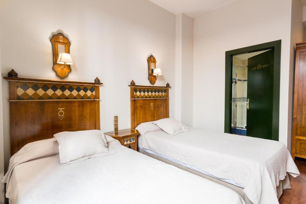 غرفة داخلية قياسية بسريرين منفصلين