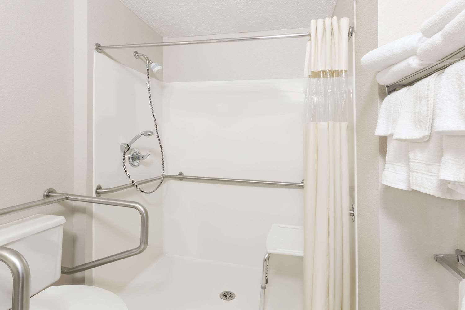 Days Inn & Suites By Wyndham Des Moines Airport 40/40