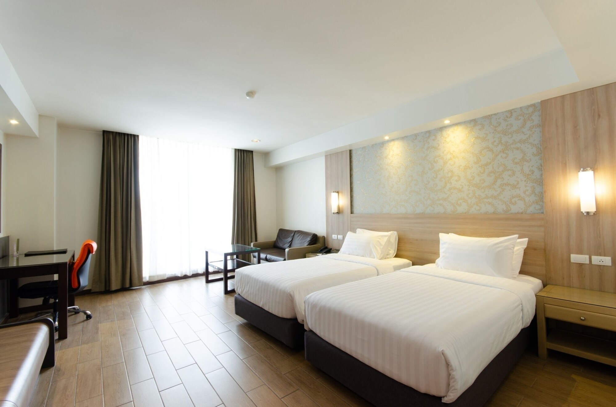 GRAND, TWIN BEDS, SMOKING