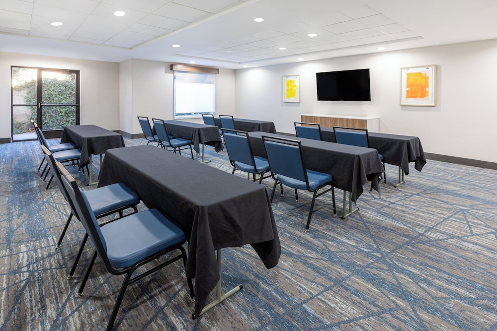 Holiday Inn Express & Suites Lathrop 52/61