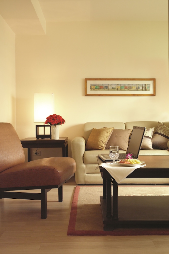 Rose Hotel 37/50