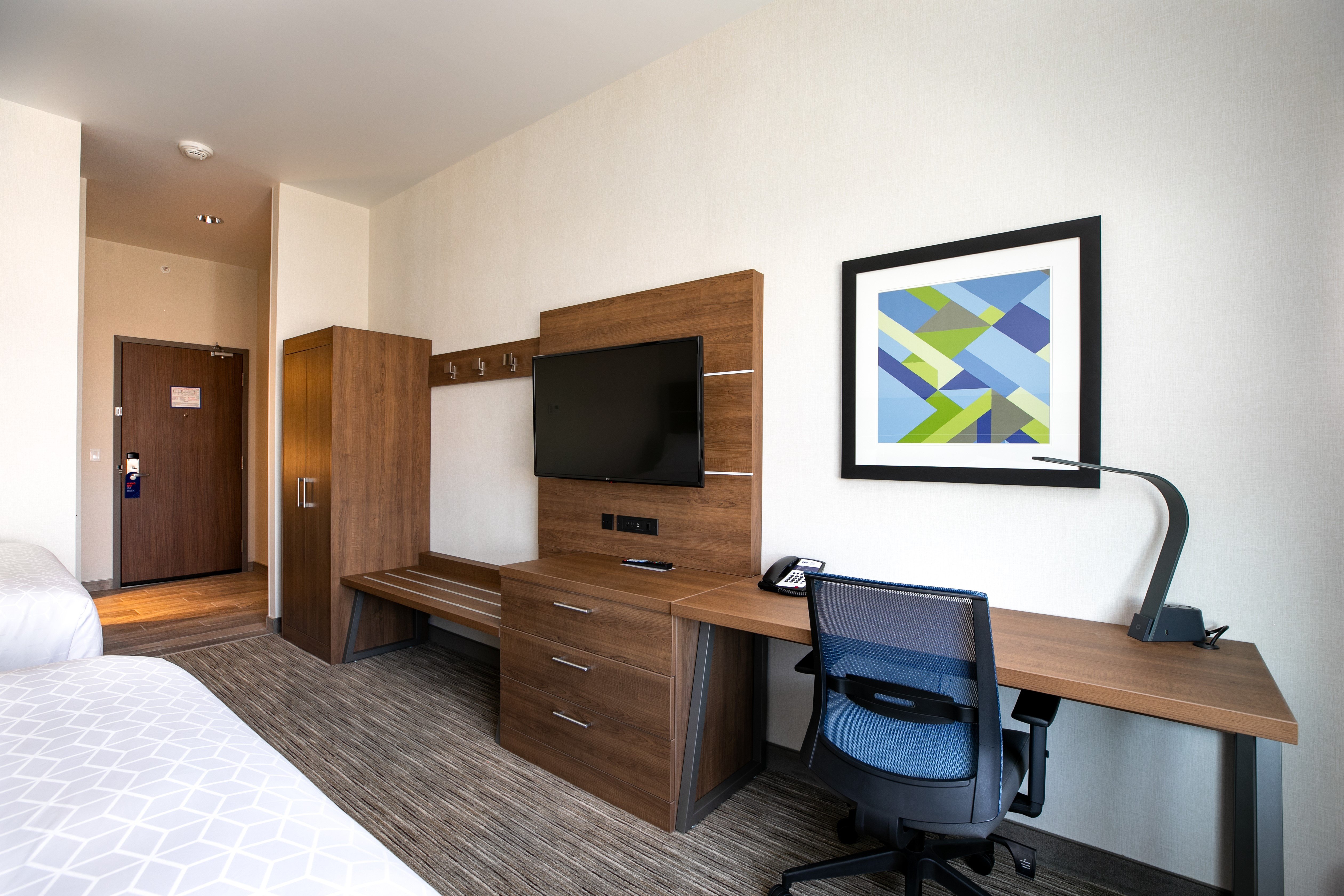 Holiday Inn Express Lethbridge Southeast 64/72