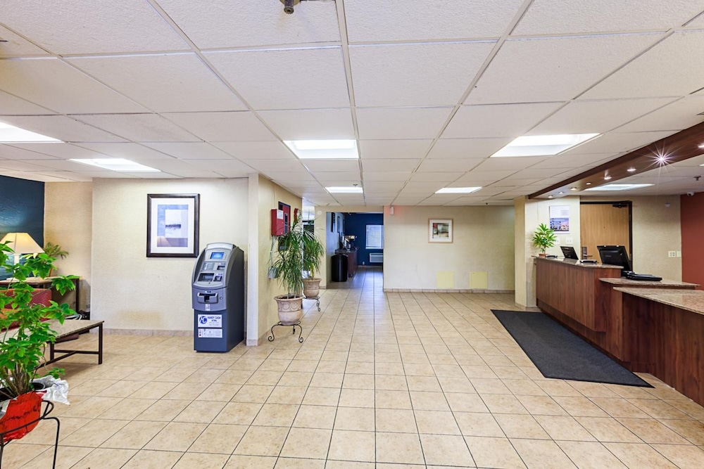 Lobby at Motel6 Milwaukee, WI - Glendale, MILWAUKEE - WI