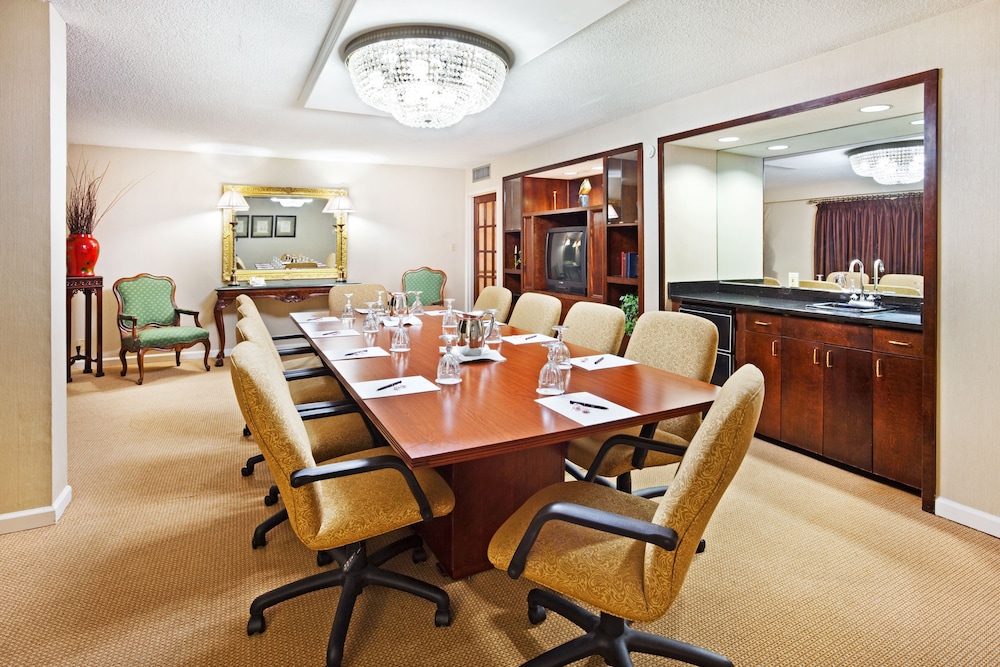Crowne Plaza Hickory 56/61