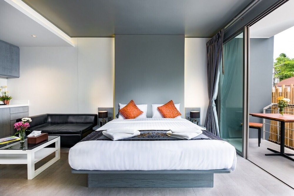 DELUXE, KING BED
