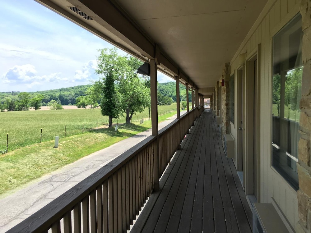 Salt Creek Inn 3/36