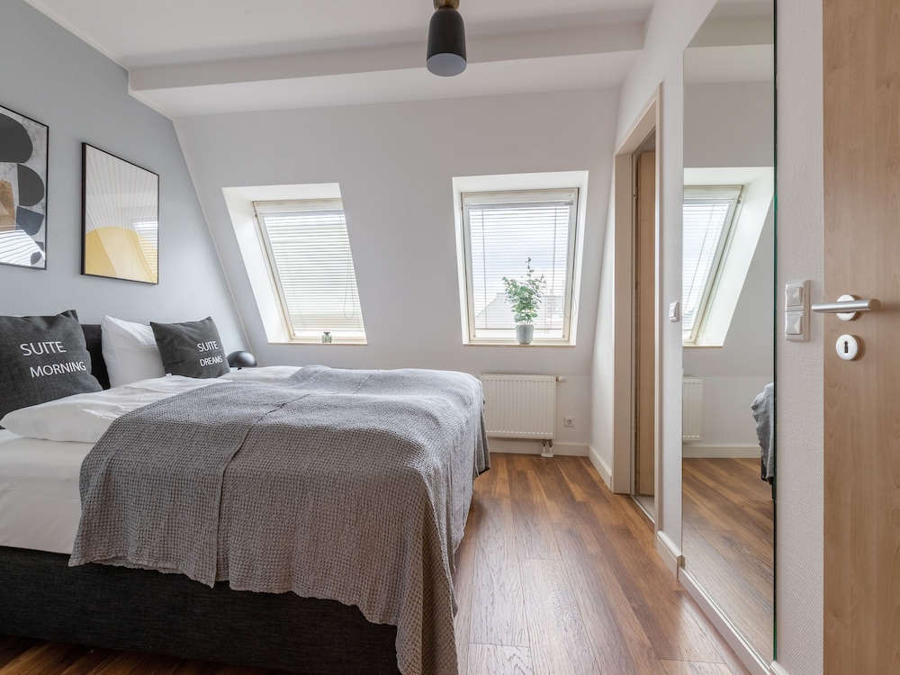 1 BEDROOM, DUPLEX, SUITE, BALCONY