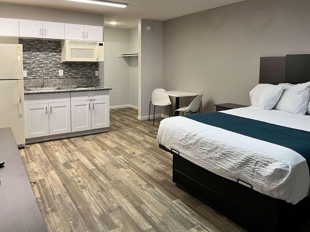 1 Queen Bed - Non-Smoking, Kitchen