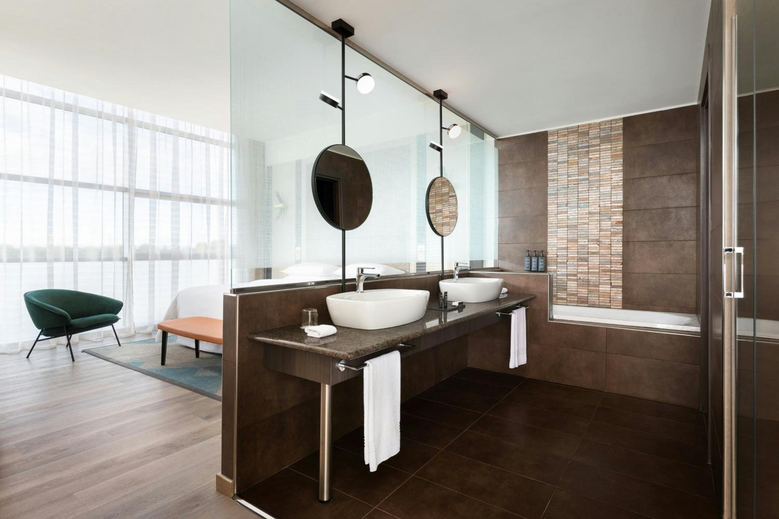 Diplomat, Suite, King Bed, Sheraton Milan Malpensa Airport Hotel & Conference Centre 2/2