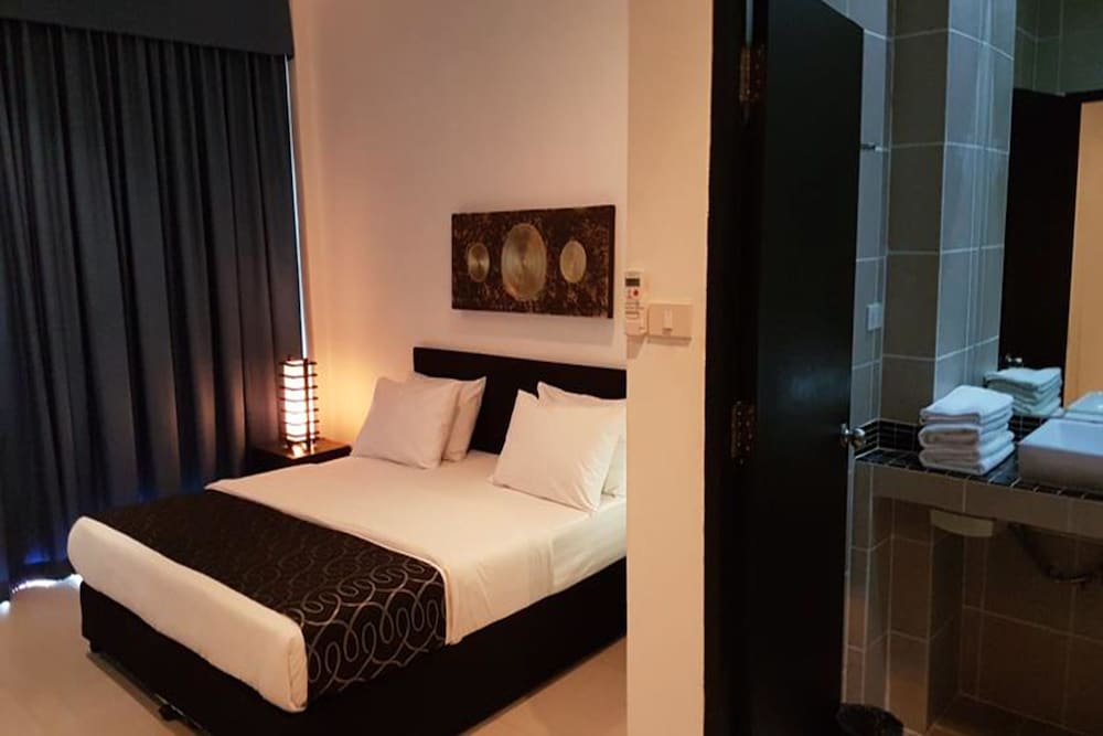 East Suites 17/73