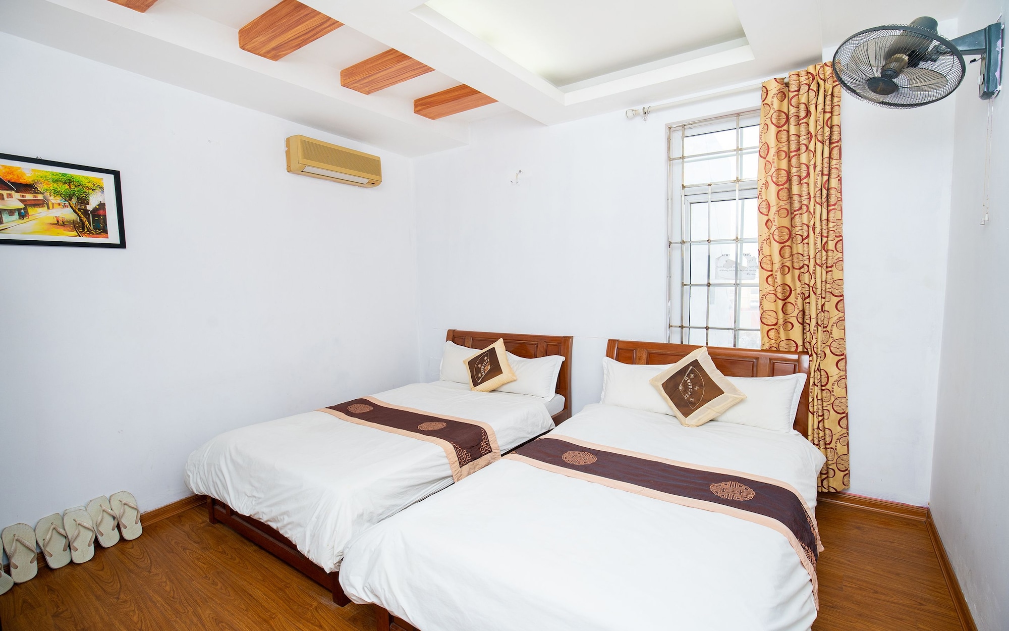 ROOM, TWIN BEDS