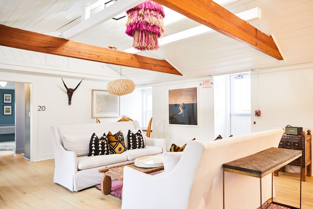 Shelter Harbor Inn 42/72